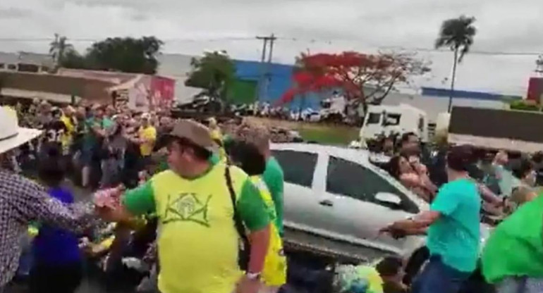 Seguidores de Bolsonaro fueron atropellados por un auto que quiso atravesar un corte de ruta. Foto: Folha.