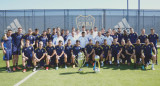 El plantel de Boca con los trofeos que ganó en 2022. Foto: Twitter @BocaJrsOficial