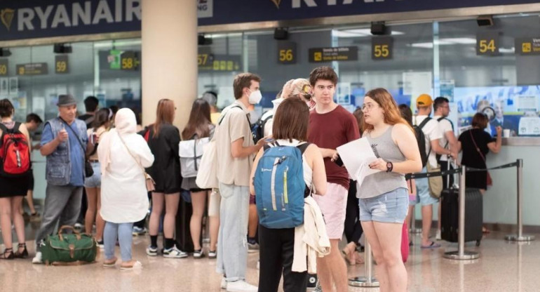 Demoras y cancelaciones en Aeropuerto de España. Foto: EFE.
