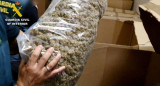 Guardia civil español sostiene una bolsa con marihuana. Foto: NA