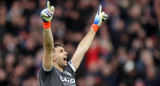 Emiliano Dibu Martínez contra Manchester United. Foto: Reuters.