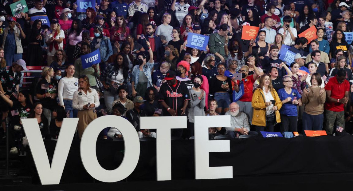 El presidente de EE UU Joe Biden_ hace campaña antes de las elecciones intermedias, en Pensilvania_ gente asiste a una campaña en apoyo al candidato demócrata al Senado, John Fetterman_Foto Reuters