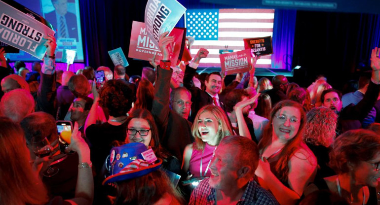 Foto Reuters Los partidarios del gobernador republicano de Florida, Ron DeSantis, reaccionan a una cadena de televisión que declara a DeSantis ganador durante su elección de 2022 en los EE. UU.