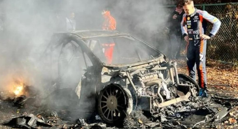 Incendio del auto de Dani Sordo en el Rally Mundial. Foto: Redes sociales.