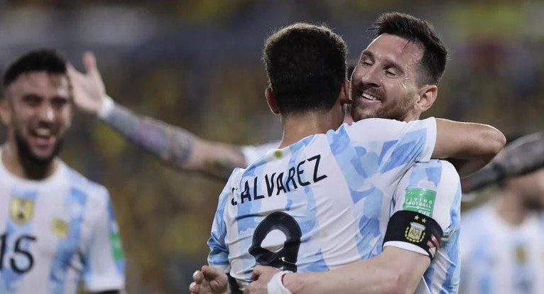 Julián Álvarez y Lionel Messi. Foto: REUTERS