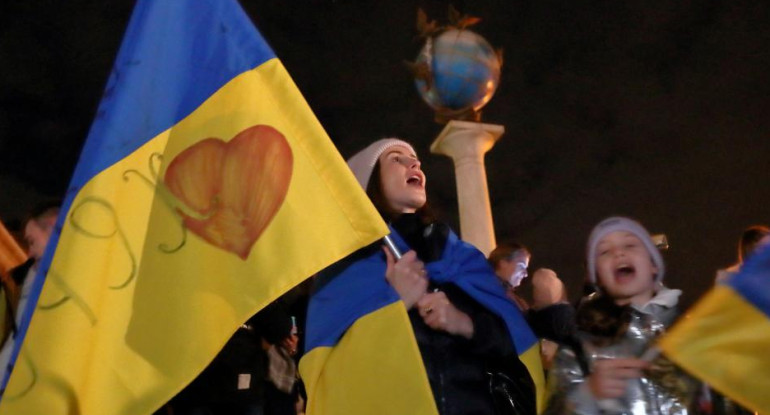 Civiles celebran la victoria ucraniana en Jerson_Reuters