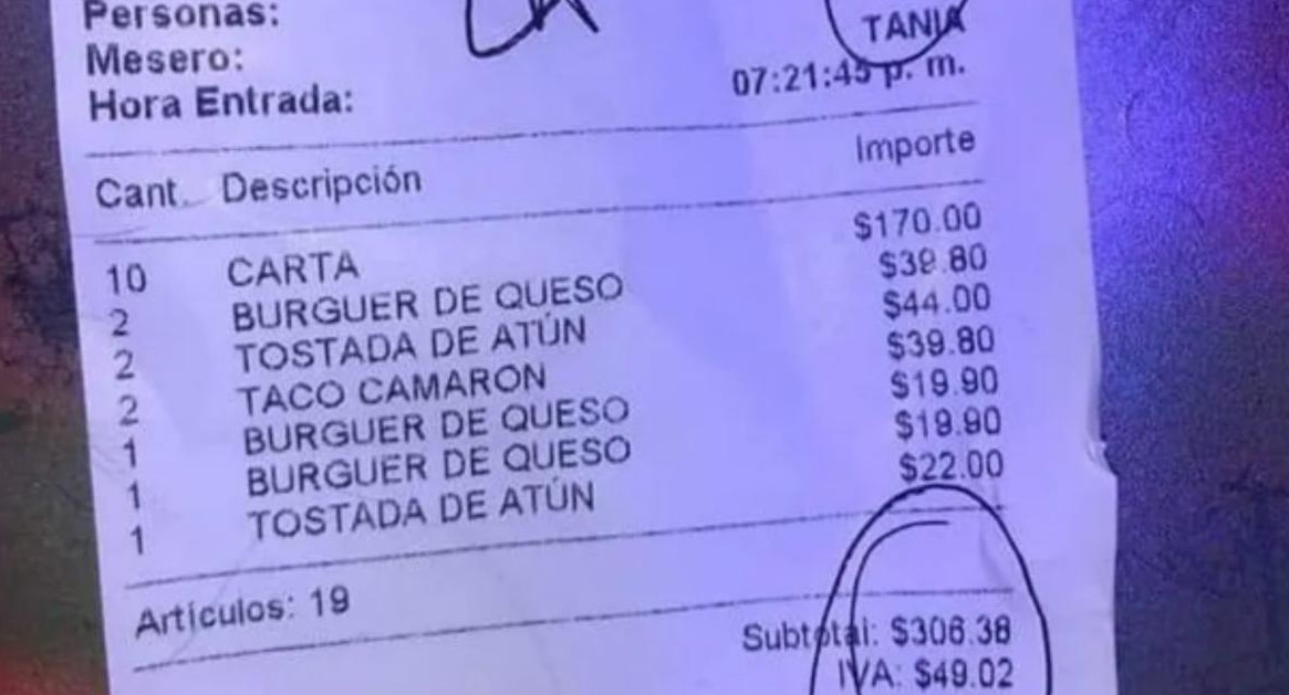 No le quiso pasar su número y le dejó un mensaje en el ticket. Foto: Facebook Tania Olivas.