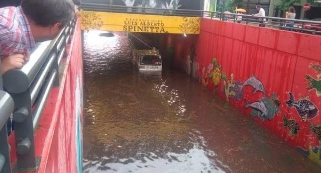 El tunel Luis Spinetta completamente anegado por la lluvia. Foto: NA.