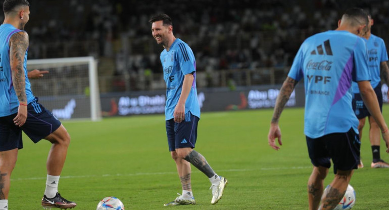 Lionel Messi entrenó con la Selección Argentina en Abu Dhabi. Foto: Twitter @Argentina.