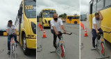 Choferes de colectivos son subidos a bicicletas. Captura video