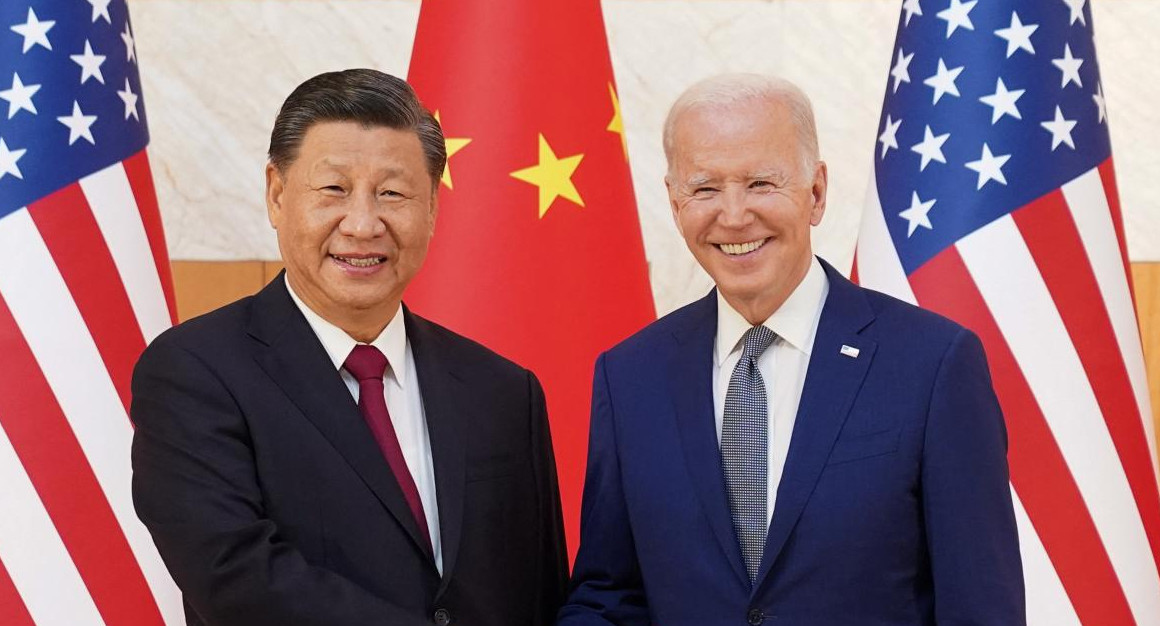 El saludo entre Xi Jinping y Joe Biden. Foto: Reuters.