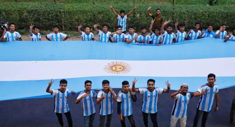 Los fanáticos de Argentina en Bangladesh. Foto: Reuters.