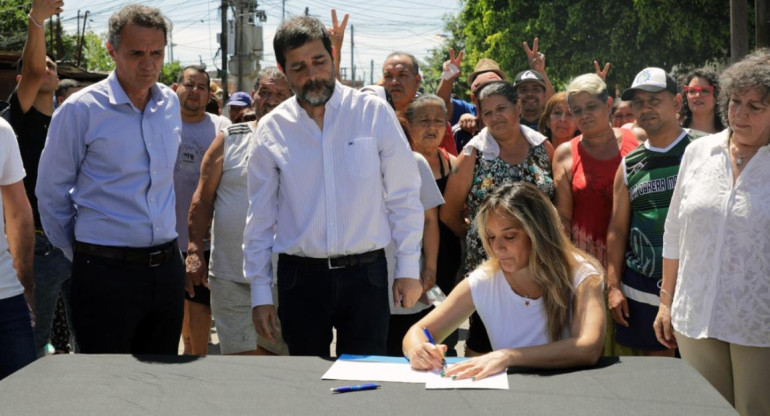 Galmarini, Katopodis y Moreira firmaron una acuerdo para llevar agua potable al barrio La Rana, de San Martín. Foto: Prensa.