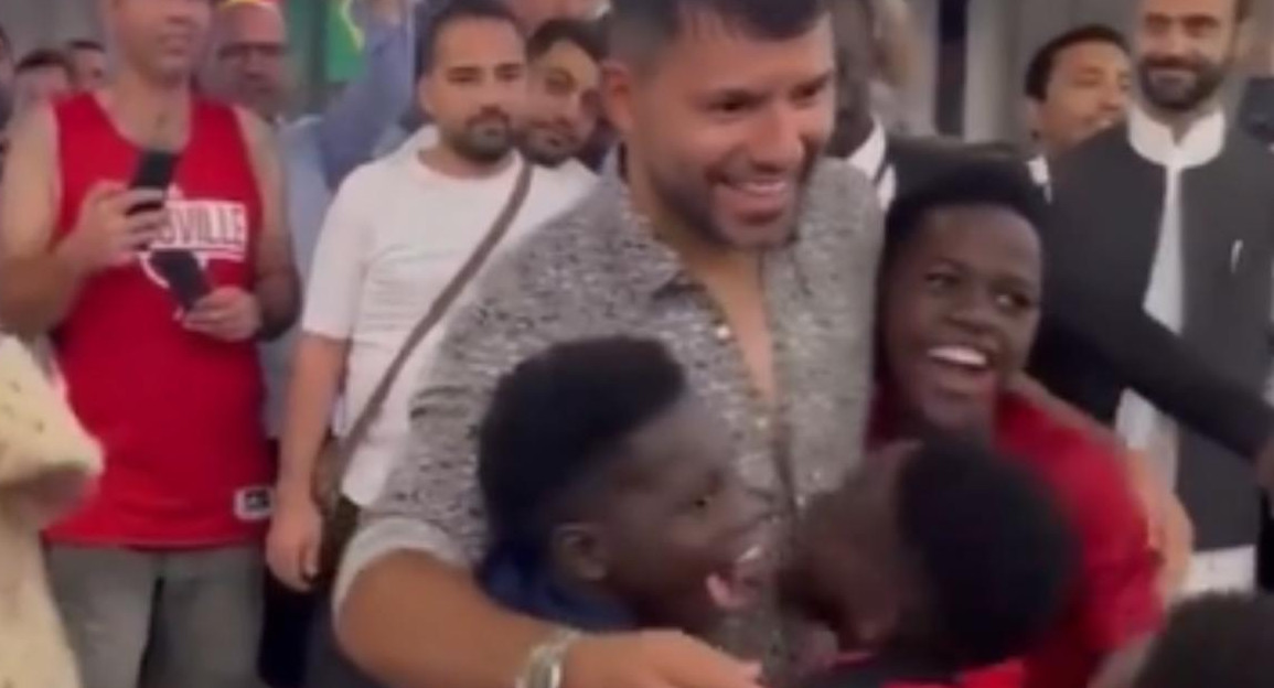 Kun Agüero con los niños ugandeses. Foto: captura.