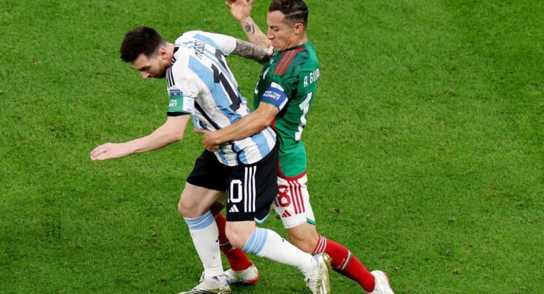Lionel Messi y Guardado, Argentina vs México. Foto: REUTERS