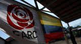 Bandera de las FARC junto a bandera colombiana_Reuters