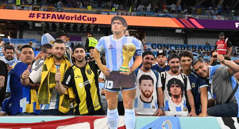 Hinchas argentinos en la previa del duelo ante Polonia por el Mundial de Qatar. Foto: REUTERS.