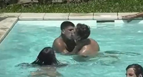 El beso entre Thiago y Nacho. Foto: captura.