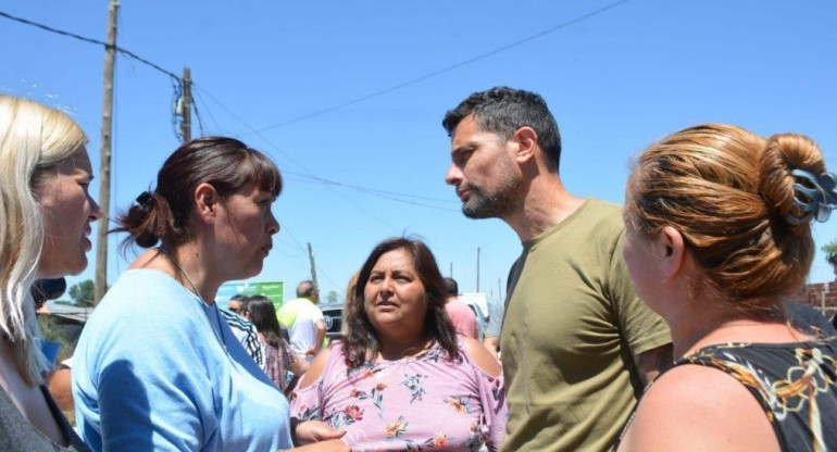 Vecinos y vecinas del barrio Marabó de Gral Rodríguez reciben a funcionarios locales