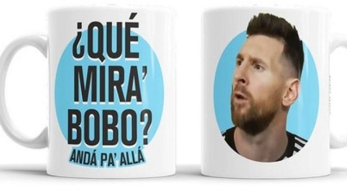 Taza con la frase de Messi ¿qué mirás bobo?. Foto: NA.