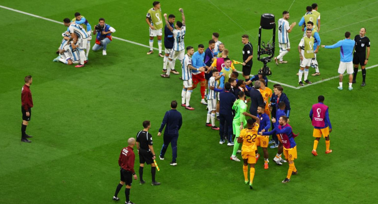 La pelea entre Argentina y Países Bajos. Foto: Reuters.