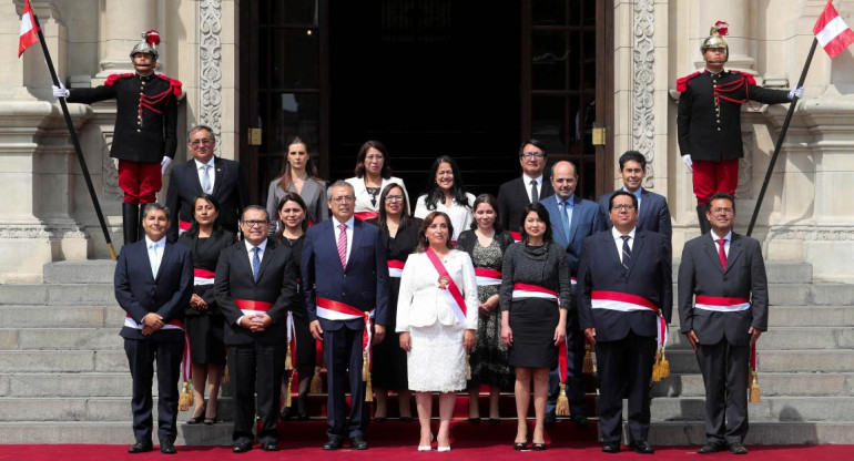 Dina Boluarte junto al nuevo gabinete de Perú. Foto: NA.