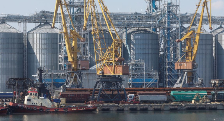 Puerto ucraniano Odesa quedó inoperativo por ataques rusos a fuentes de energía. Foto: Reuters.