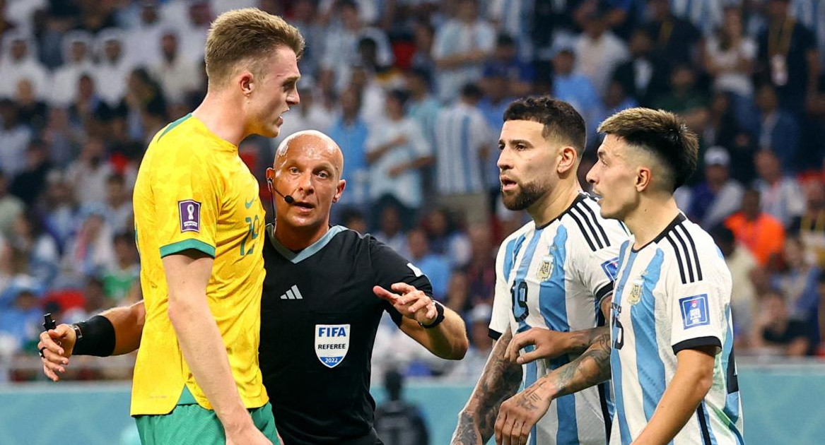 Szymon Marciniak en el partido ante Argentina y Australia. Foto: REUTERS.