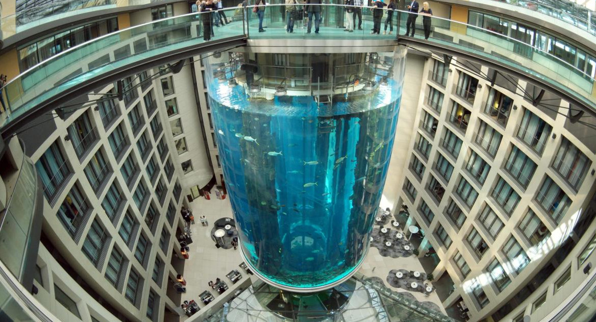 Explotó el acuario cilíndrico más grande del mundo en Berlín_Reuters