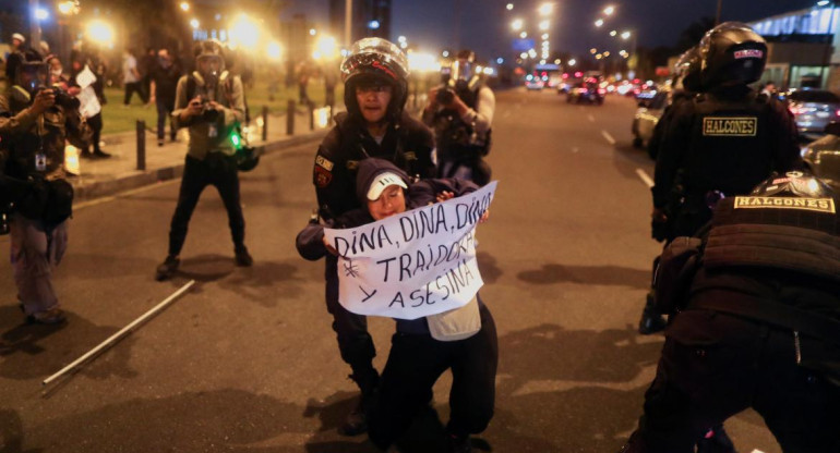 Protestas en Peru tras la salida de Pedro Castillo. Foto: REUTERS.