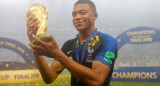 Mbappé con la Copa del Mundo. Foto: REUTERS.