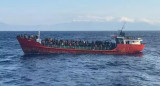 Carguero con migrantes a bordo frente a la isla griega de Creta. Foto: Europa Press