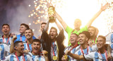 Lionel Messi con la Copa del Mundo de Qatar 2022. Foto: Reuters.