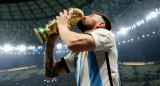 Lionel Messi besando la Copa del Mundo; Qatar 2022. Foto: Reuters.