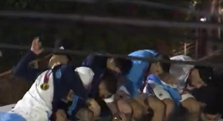 Tensión en la caravana de la Selección, foto captura de tv