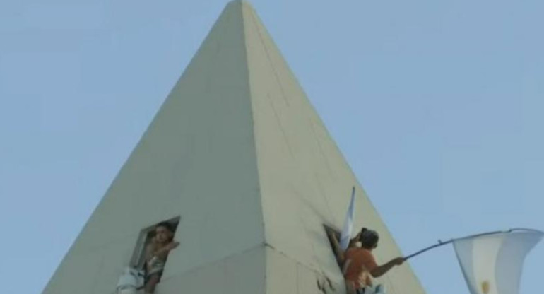Volvieron a vandalizar el Obelisco. Foto: NA.