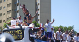 Festejos de la Selección Argentina ante los hinchas. Foto: NA