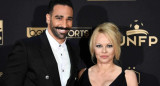 Adil Rami y Pamela Anderson. Foto: NA.