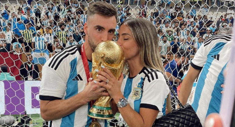 Nicolás Tagliafico y Carolina Calvagni con la Copa del Mundo. Foto: Instagram @carocalvagni.