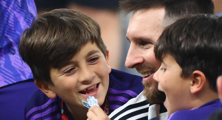 Lionel Messi junto a Thiago y Mateo. Foto: REUTERS.