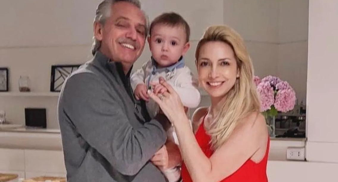 El presidente, su esposa y su hijo. Foto: Instagram @alferdezok