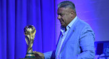 Claudio Chiqui Tapia con la Copa del Mundo. Foto: NA.