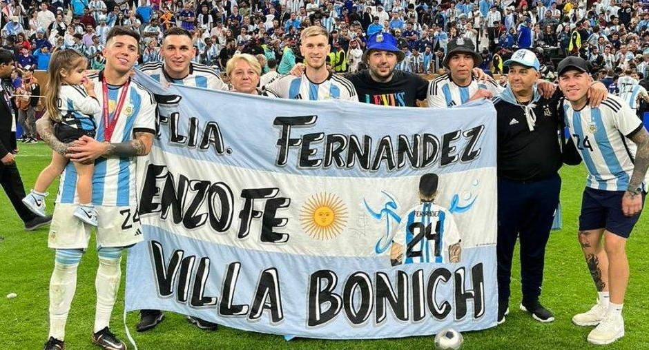 La bandera de la familia de Enzo Fernández; Qatar 2022. Foto: Twitter @RiverLPM.