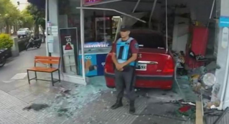 Conductor alcoholizado se metió con el auto en kiosko de Almagro. Foto: NA.