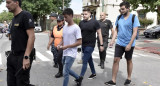 Juan Bautista Besuzzo y Julian García, amigos de Fernando Báez Sosa y testigos de la golpiza, ingresan al juzgado de Dolores donde se lleva a cabo el juicio por el asesinato del joven en enero de 2020. NA