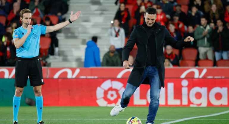 Homenaje a Lionel Scaloni en el inicio del partido de LaLiga de España. Foto: EFE