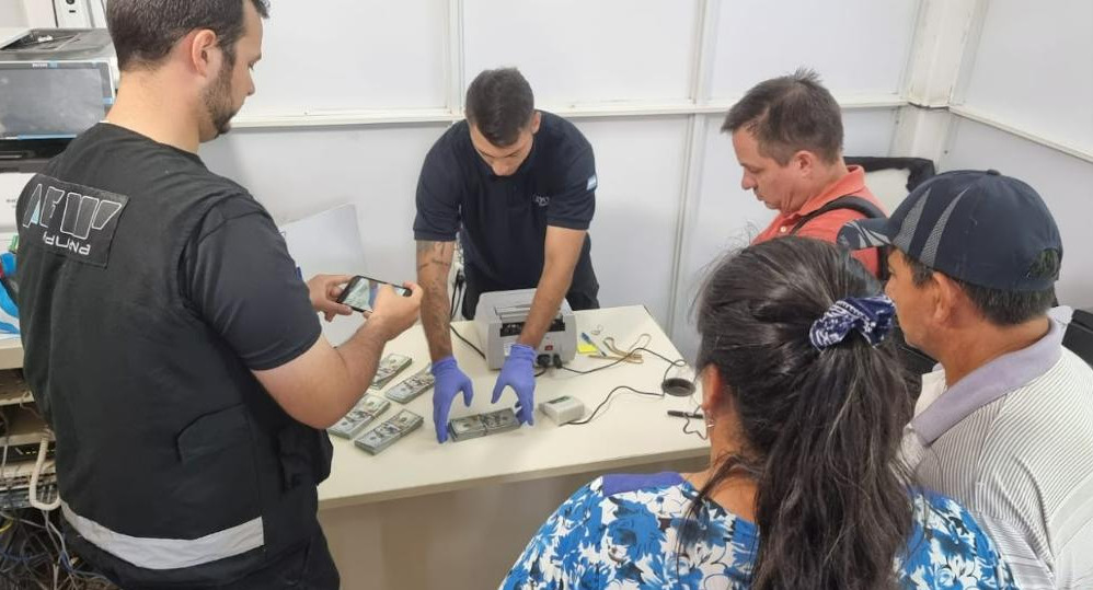 Aduana descubre 60 mil dólares ocultos en bolsas de café. Foto: Aduana.