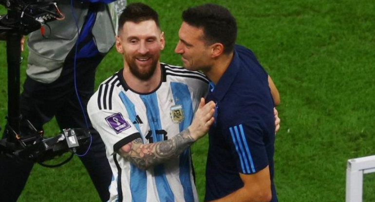 Lionel Scaloni y Lionel Messi, Mundial Qatar 2022. Foto: NA