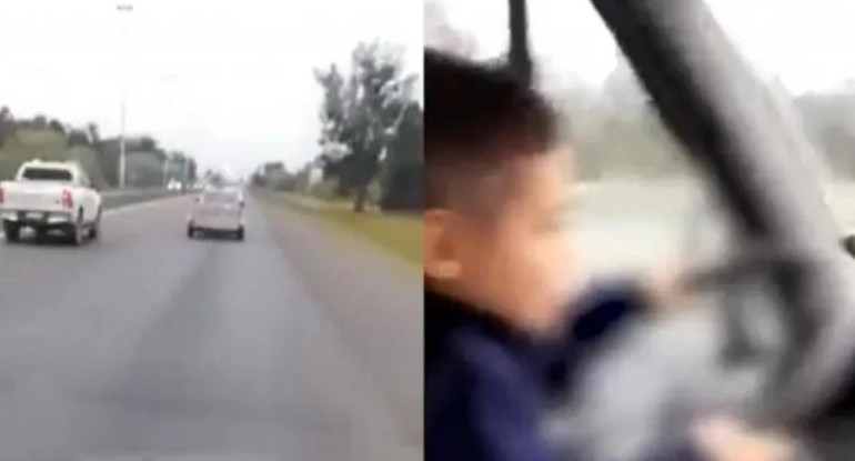 Obligó a su hijo de 7 años a manejar en la autopista_Captura de video