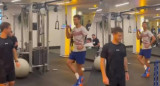 Djokovic imitando a Messi junto a Diego Schwartzman. Foto: Captura de video.